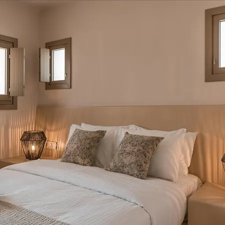 Santorini - - Sleeps 5 - Pool - Parking