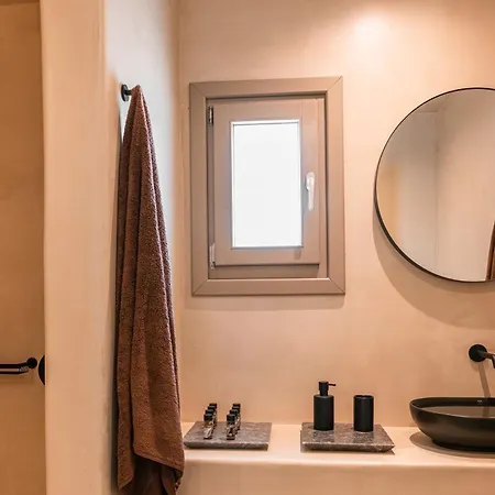 Santorini - - Sleeps 5 - Pool - Parking *