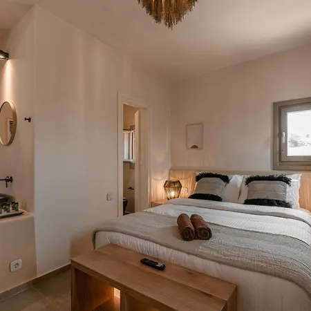 Santorini - - Sleeps 5 - Pool - Parking * Mesariá