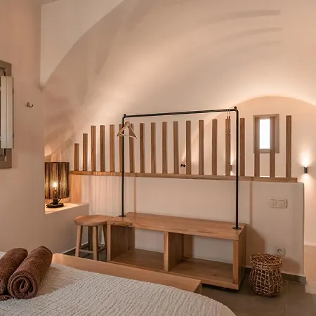 Santorini - - Sleeps 5 - Pool - Parking Mesariá